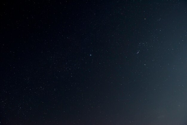 光沢のある星と美しい夜空