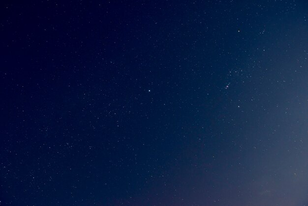 輝く星と美しい夜の空