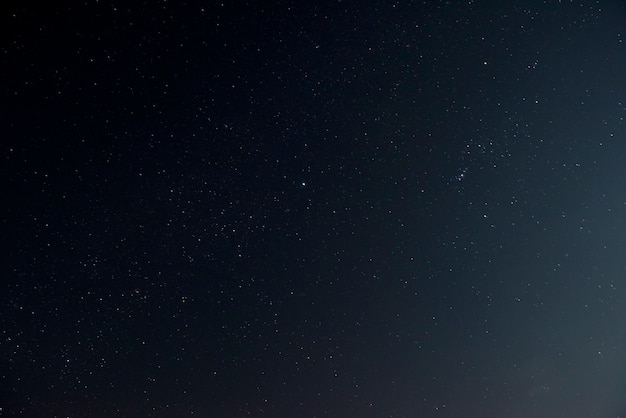 輝く星と美しい夜の空