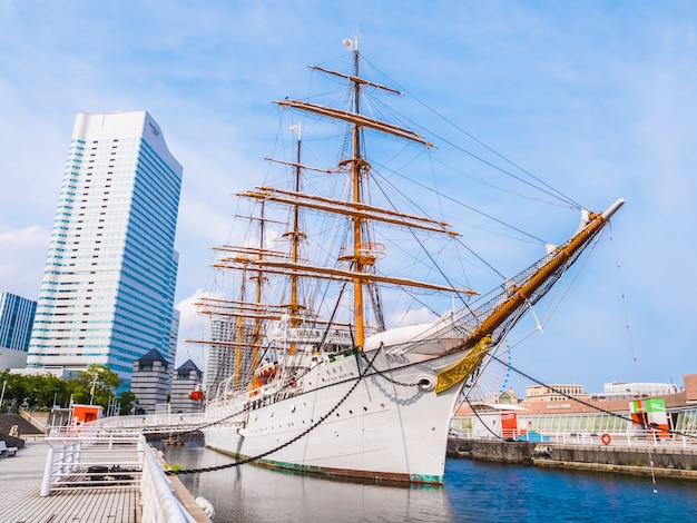 美しい日本丸横浜の青空と帆船