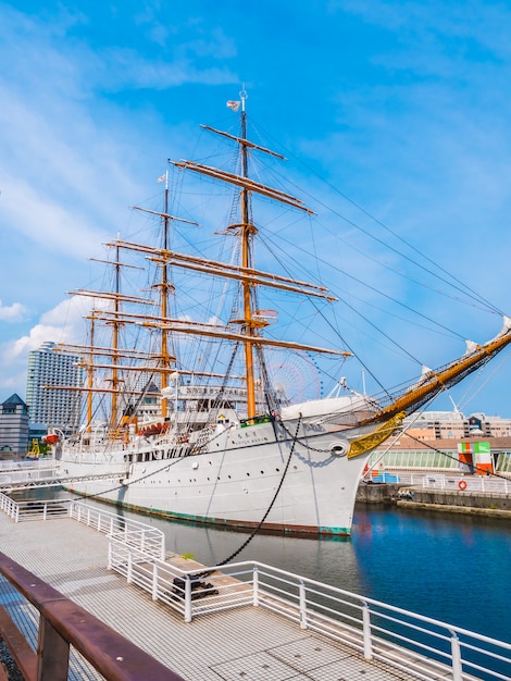 Foto gratuita bella nippon-maru una barca a vela con cielo blu nella città di yokohama