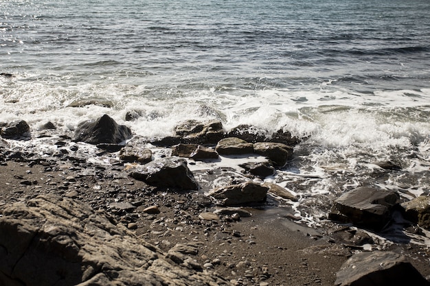 Free photo beautiful ocean landscape and rocks