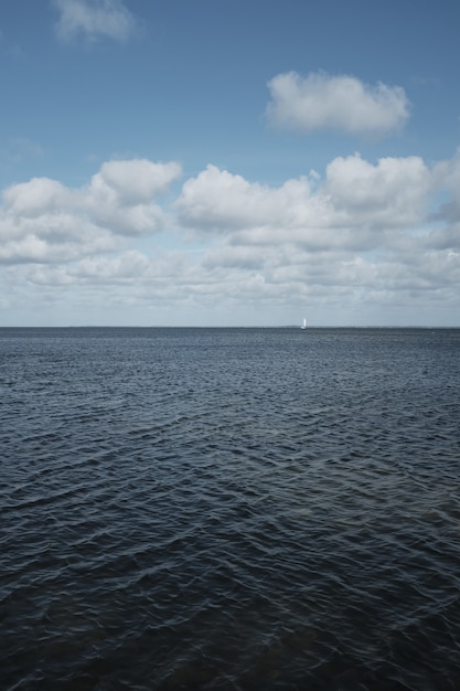 素晴らしい曇り空の美しい海