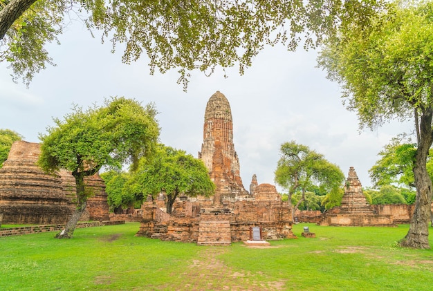 Bella vecchia architettura storica di ayutthaya in thailandia