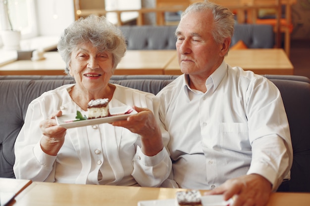 Free photo beautiful old couple sitting in a cafe