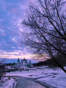 겨울 석양의 아름다운 정교회 수도원