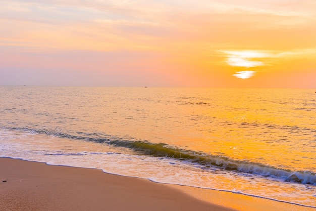 Бесплатное фото Красивый открытый пейзаж моря и тропического пляжа во время заката или восхода солнца