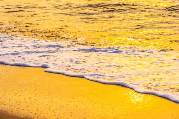 Бесплатное фото Красивый открытый пейзаж моря и тропического пляжа во время заката или восхода солнца