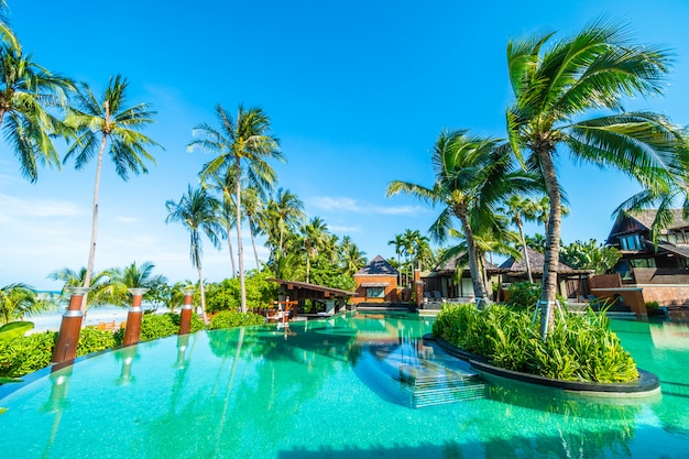 코코넛 야자 나무와 아름다운 야외 수영장
