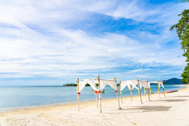 免费照片美丽的户外热带海滩海洋海洋伞椅子和休息室甲板
