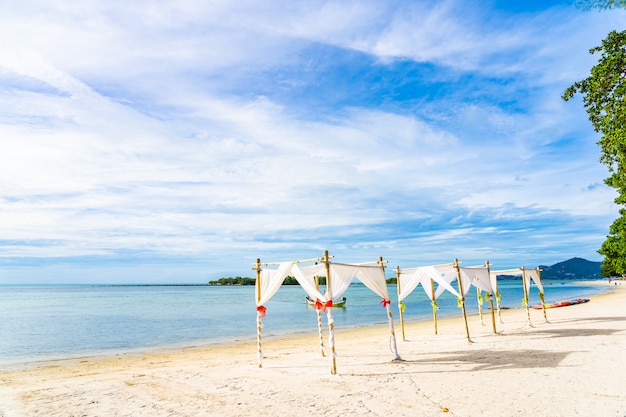 Bella spiaggia tropicale all'aperto mare oceano con sdraio e sdraio