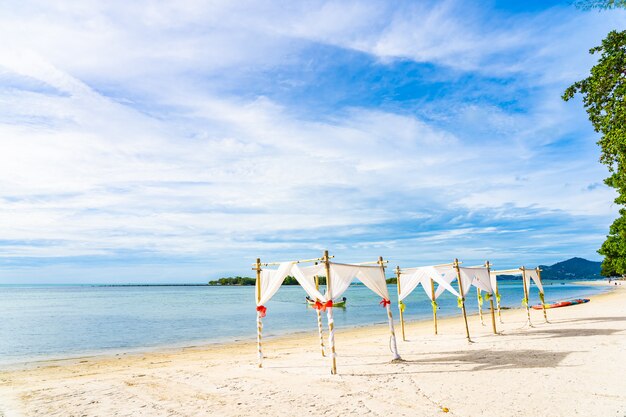 우산 의자와 라운지 데크가있는 아름다운 야외 열대 해변 바다 바다