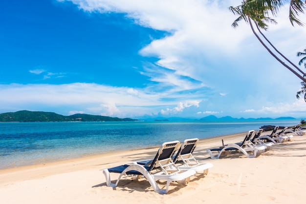 해변과 바다에 우산과 의자가있는 아름다운 야외 전망