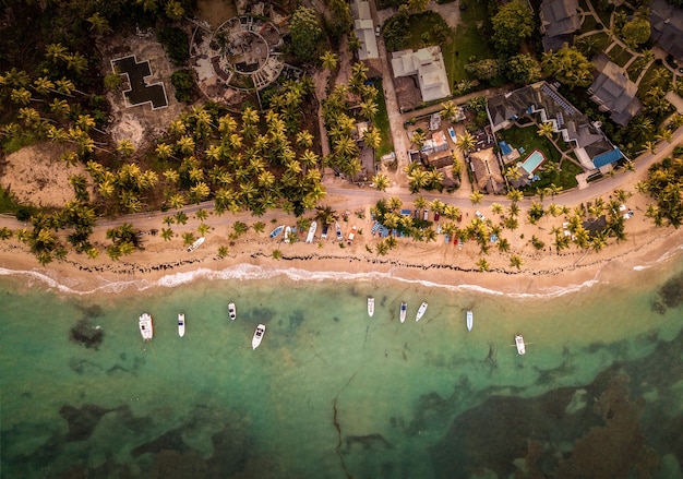 Free photo beautiful overhead view of houses and small boats parked near the seashore