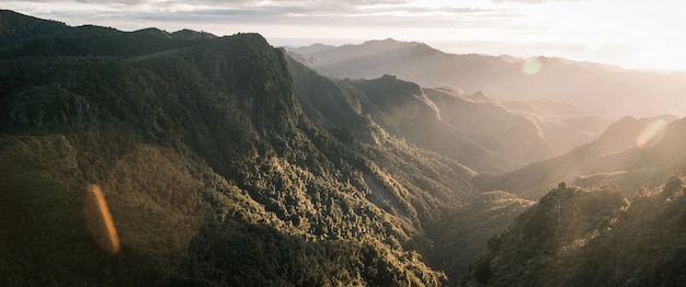 山と岩の崖と自然の霧の美しいパノラマショット