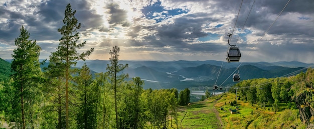 Бесплатное фото Красивый панорамный снимок канатной дороги над лесом