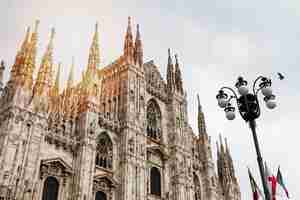 Foto gratuita bella vista panoramica del duomo di milano con grande lampione stradale. italia.