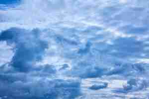 Free photo beautiful panoramic view of gray clouds in the blue sky