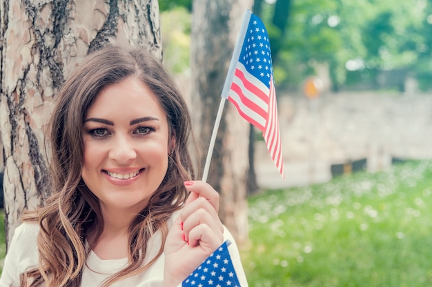 美しい愛国心の若い女性、アメリカの旗