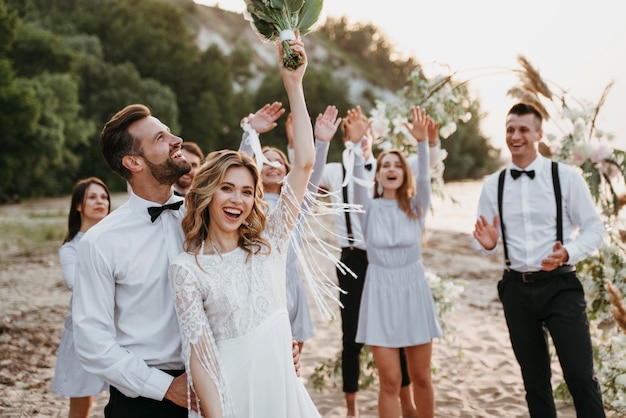 해변에서 결혼식을 축하하는 아름다운 사람들