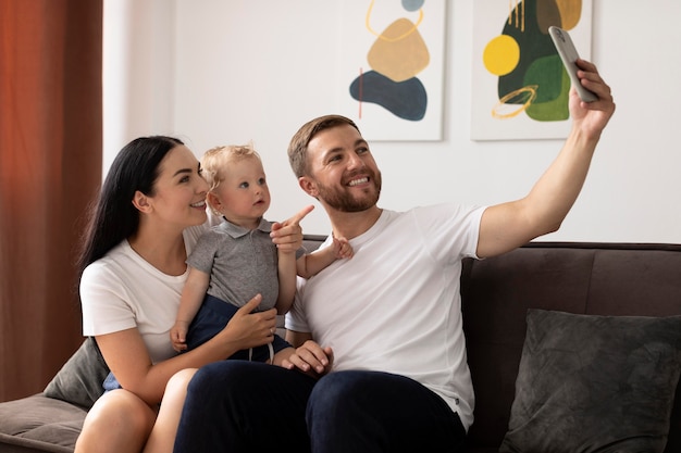 Belle persone che fanno una videochiamata con la loro famiglia a casa