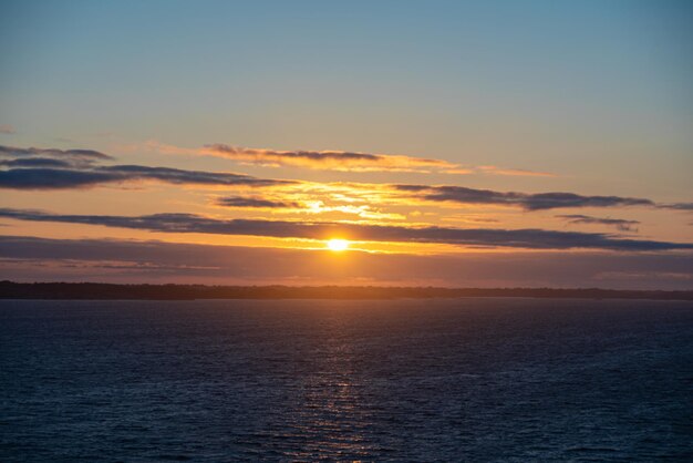 無料写真 夕暮れの海の波の美しい写真