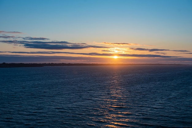 無料写真 夕暮れの海の波の美しい写真