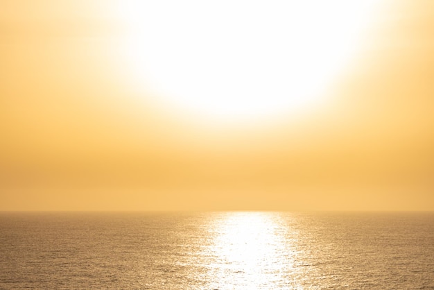 Foto gratuita bella foto del mare bellissimo sole dorato