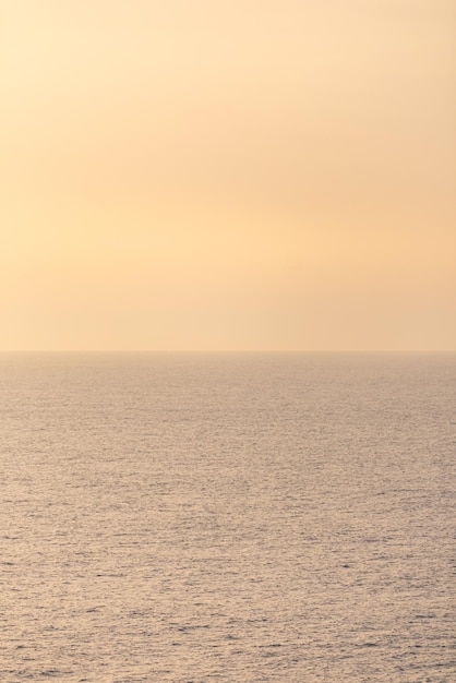 Foto gratuita bella foto del mare bellissimo sole dorato