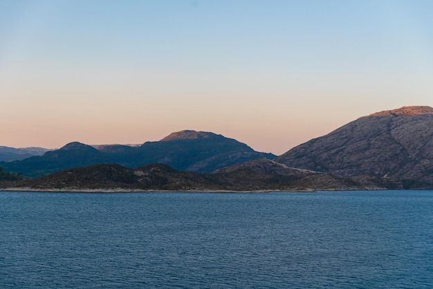 Free photo beautiful photo of the sea waves and mountain