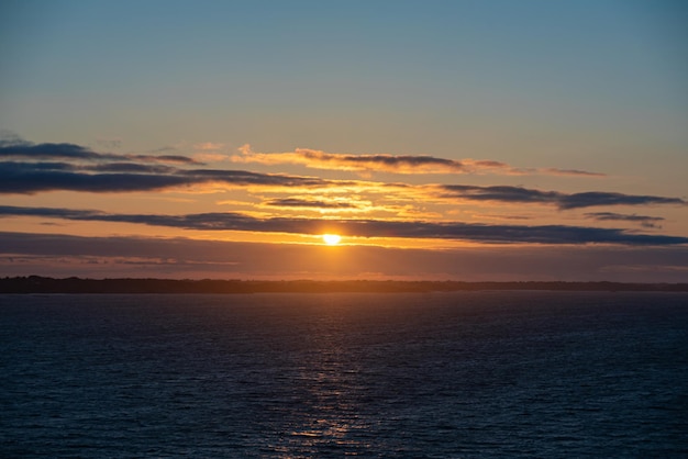 Foto gratuita bella foto delle onde del mare al tramonto