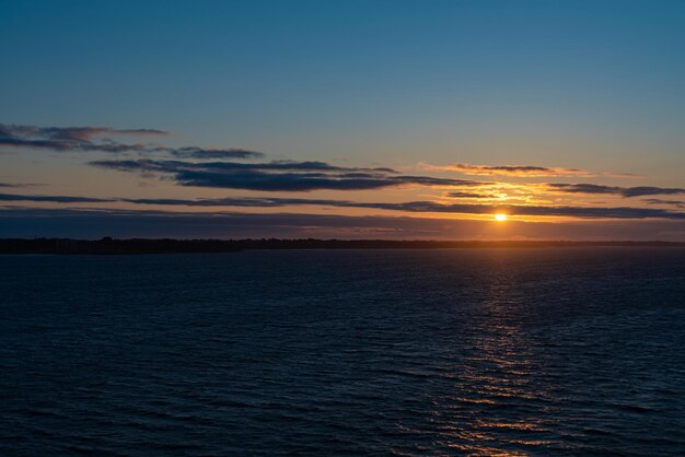 Foto gratuita bella foto delle onde del mare al tramonto