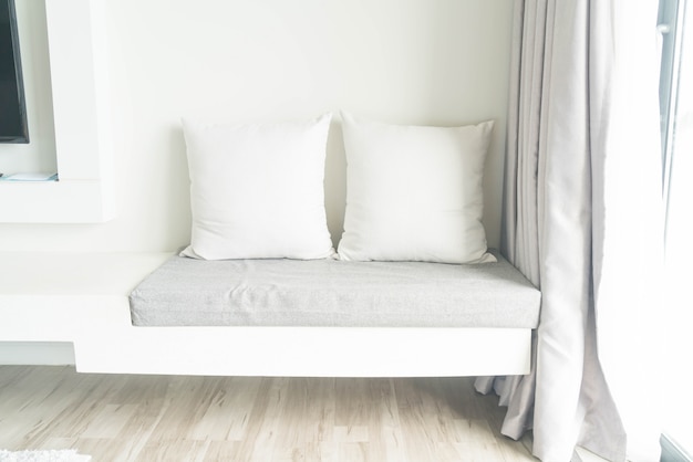リビングルームのソファの装飾の美しい枕