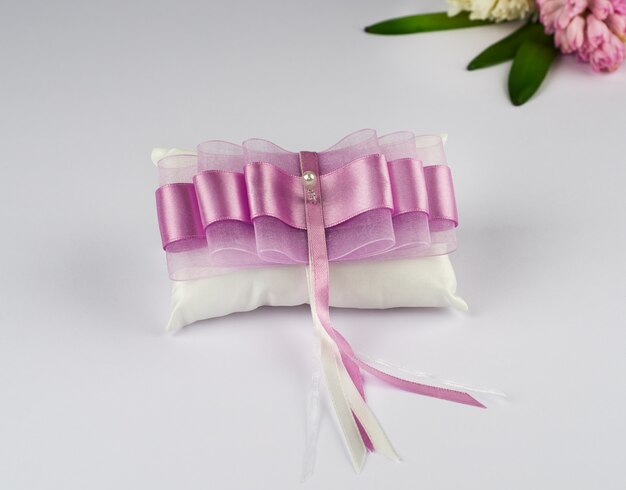 결혼 반지를위한 아름다운 베개