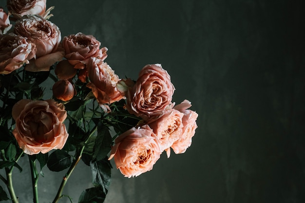 ガラス花瓶、copyspaceの美しいピンクのバラの花束