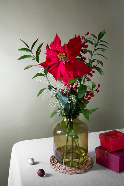 Бесплатное фото Красивая композиция из пуансеттии с подарком