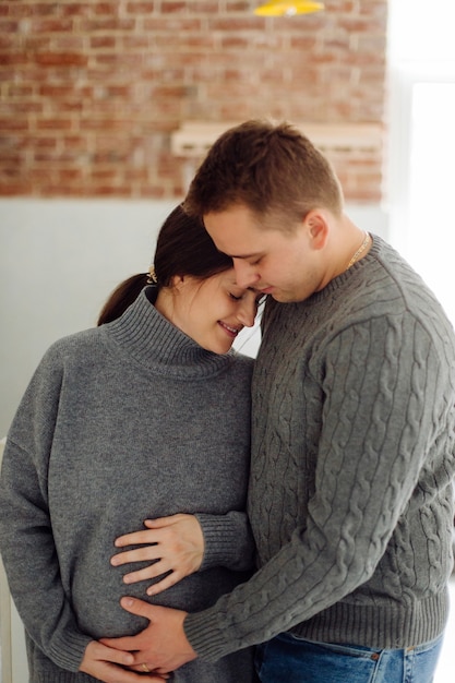 Foto gratuita bella gravidanza della giovane famiglia. donna incinta e uomo. coppia felice, moglie e marito