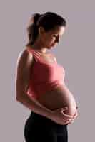 Foto gratuita bella donna incinta isolata