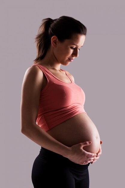 고립 된 아름 다운 임신 한 여자