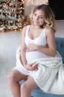 Free photo beautiful pregnant woman portrait indoor