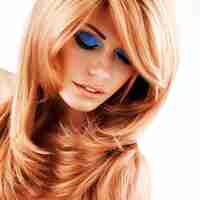 Foto gratuita bella bella donna con lunghi capelli rossi. ritratto di giovane modella con trucco degli occhi azzurri isolato sul muro bianco