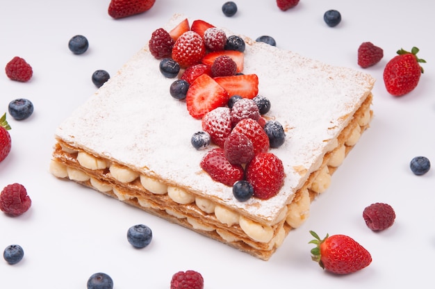 딸기로 장식 된 아름다운 퍼프 페이스 트리 케이크