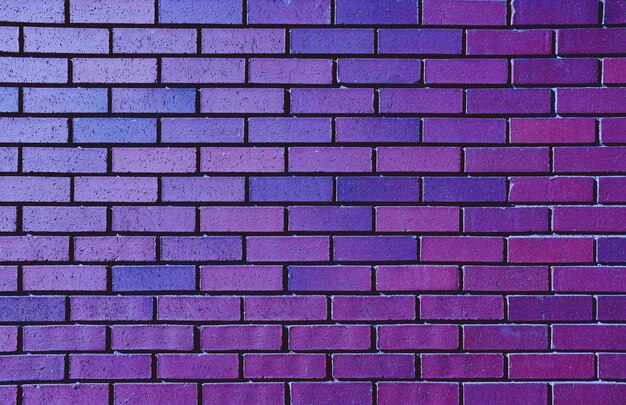 背景の美しい紫レンガの壁