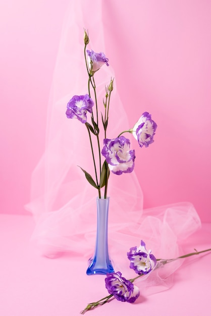 花瓶の静物画の美しい紫色の花