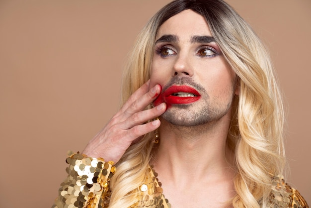 Foto gratuita bella persona queer con il trucco