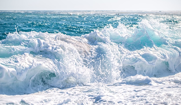 海の泡と波のある美しい荒れ狂う海。