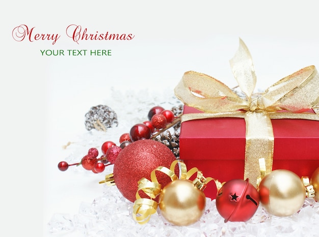 Бесплатное фото Рождественский подарок фон с ягодами колокольчики и блесна