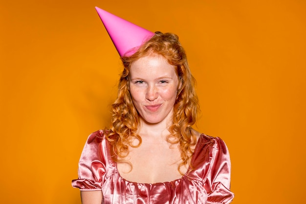 無料写真 彼女の誕生日にパーティーをする美しい赤毛の女性