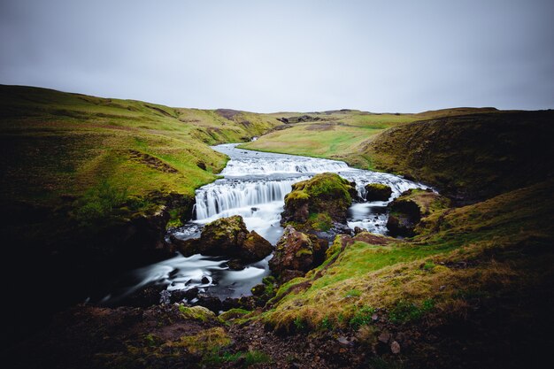 Красивая река с сильным течением в Skógafoss, Исландия