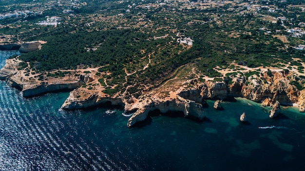 Free photo beautiful rocks and cliff beaches of algarve